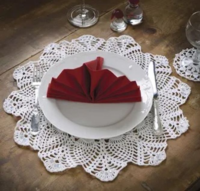 Hovedbilde 1406 7 og 8 - Heklet bordbrikke og glassbrikke